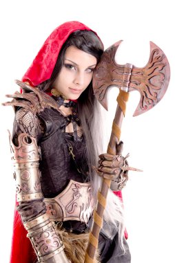 Kırmızı başlıklı adam beyazlar içinde.