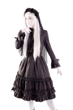 Beyazlar içinde izole edilmiş ürkütücü insan bebeği