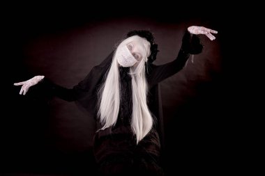 Karanlık bir arka planda izole edilmiş ürkütücü insan bebeği.