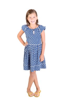 Küçük kız beyazlar içinde yalnız poz veriyor