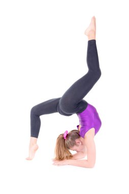 Genç jimnastikçi beyazlar içinde yalnız poz veriyor.