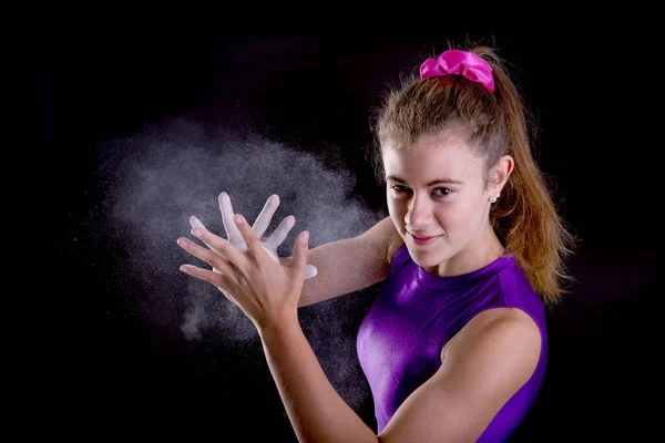 Jeune Gymnaste Posant Isolé Dans Fond Sombre — Photo