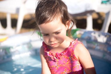 Şirin mutlu küçük kız poz veriyor.