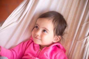 Şirin mutlu küçük kız poz veriyor.