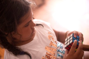 Şirin mutlu küçük kız poz veriyor.