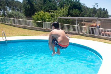 Yakışıklı küçük çocuk poz veriyor.