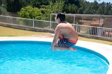 Yakışıklı küçük çocuk poz veriyor.