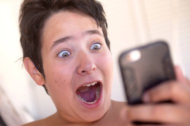 Yakışıklı küçük çocuk poz veriyor.