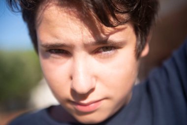 Yakışıklı küçük çocuk poz veriyor.