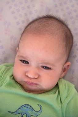 Şirin, mutlu bebek pozu