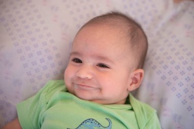 Şirin, mutlu bebek pozu