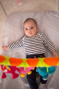 Şirin, mutlu bebek pozu