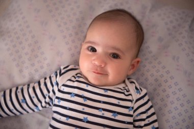 Şirin, mutlu bebek pozu