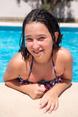 Şirin mutlu küçük kız poz veriyor.