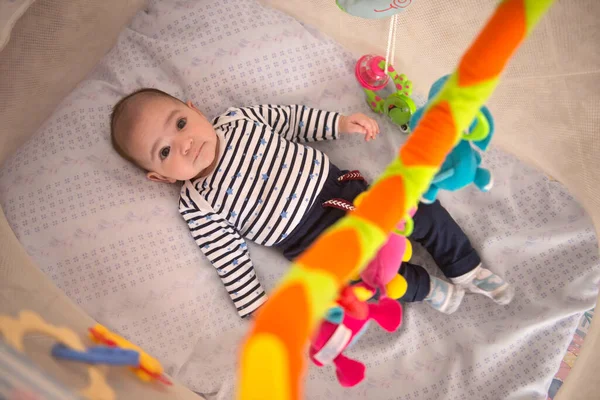 Şirin, mutlu bebek pozu