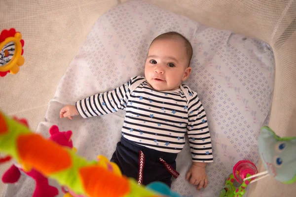 Şirin, mutlu bebek pozu