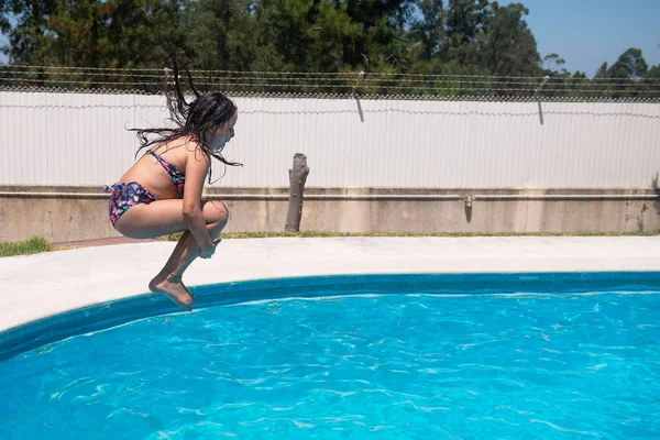 Schattig Gelukkig Meisje Poseren — Stockfoto