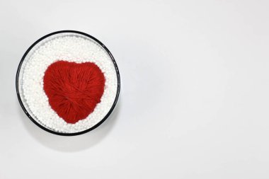 Kalp kırmızı yün iplik, genişletilmiş polistiren pelet tarafından korunan yapılmış