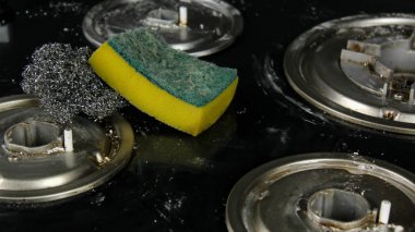 Kullanılmış mutfak pişirme malzemeleri, ev işi veya hijyen ve temizlik konsepti ile gaz sobası temizleme