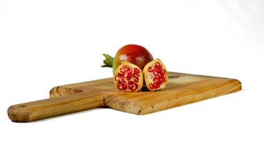 Taze nar kırpma ile beyaz arka plan izole 