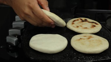 eller kavrulmuş arepa sobayı kaldırma, geleneksel venezuela gıda arepa hazırlık.