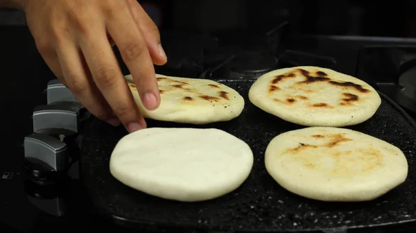 Mãos Removendo Fogão Arepa Torrado Preparação Arepa Comida Tradicional Venezuelana — Fotografia de Stock