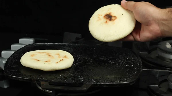 Manos Quitando Estufa Arepa Asada Comida Tradicional Venezolana Arepa Preparación — Foto de Stock