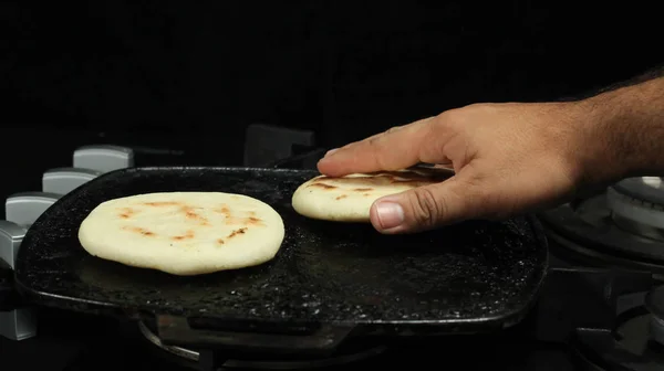 Manos Quitando Estufa Arepa Asada Comida Tradicional Venezolana Arepa Preparación — Foto de Stock