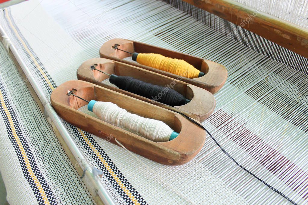 Weaving shuttle, Weaving loom and shuttle on the warp