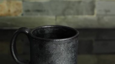 Taze Kahve masanın üstünde fincan içine dökülen