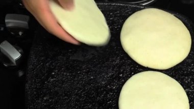 eller kavrulmuş arepa sobayı kaldırma, geleneksel venezuela gıda arepa hazırlık.