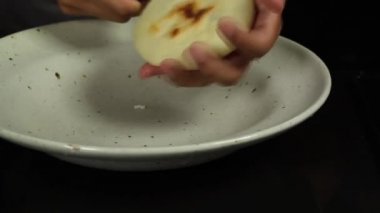 dolgu arepa geleneksel gıda venezuelan margarin ve peynir ile