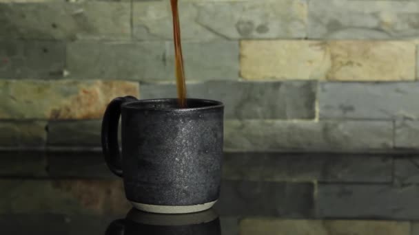 Verse Koffie Gieten Beker Tafelblad — Stockvideo