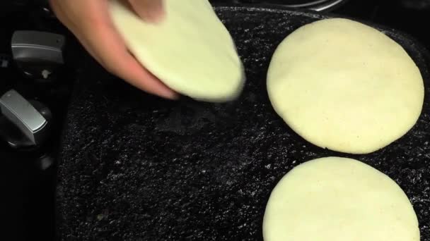 Händer Bort Rostade Arepa Spis Traditionell Venezuelansk Mat Arepa Förberedelse — Stockvideo