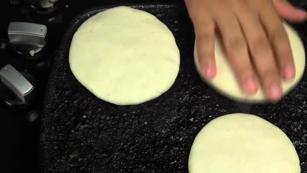 Mãos Removendo Fogão Arepa Torrado Preparação Arepa Comida Tradicional Venezuelana — Vídeo de Stock