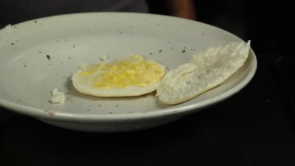 Encher Arepa Comida Tradicional Venezuelano Com Margarina Queijo — Vídeo de Stock