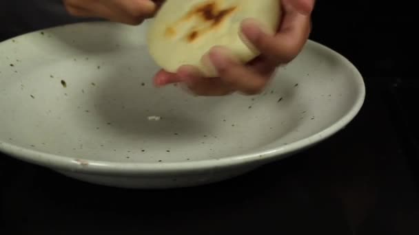 Fyll Arepa Traditionell Mat Venezuelansk Med Margarin Och Ost — Stockvideo