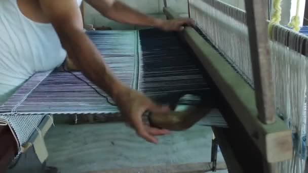 Mann Webt Mit Händen Und Füßen Mit Holzwebstuhl — Stockvideo