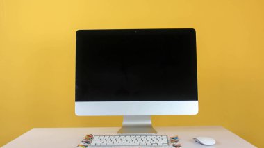 ev ya da stüdyo bilgisayarlı çalışma alanı, arka plan sarısı