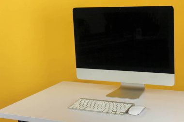 ev ya da stüdyo bilgisayarlı çalışma alanı, arka plan sarısı