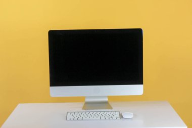 ev ya da stüdyo bilgisayarlı çalışma alanı, arka plan sarısı