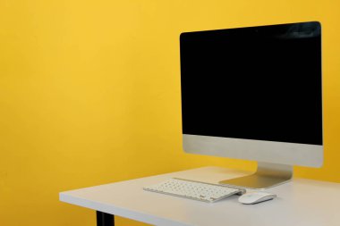 ev ya da stüdyo bilgisayarlı çalışma alanı, arka plan sarısı