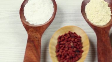 ahşap kaşık, beyaz arka plan baharat Çeşitleri üzerinde kaydırma kamera