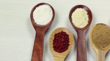 ahşap kaşık, beyaz arka plan baharat Çeşitleri üzerinde kaydırma kamera