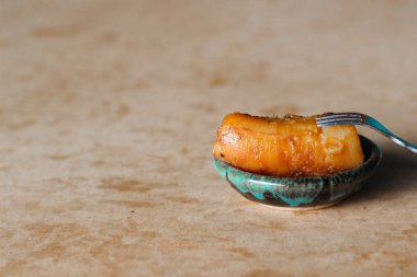 tatlı muz tatlı, bir seramik kapta