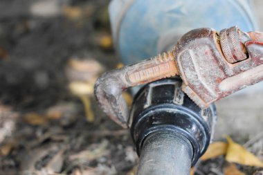 spanner tutan su borusu, su çarkına bağlı