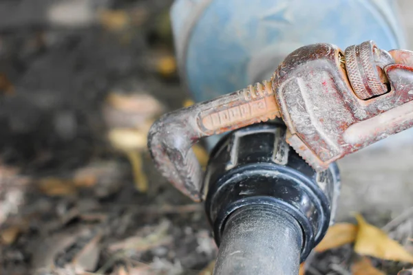 spanner tutan su borusu, su çarkına bağlı