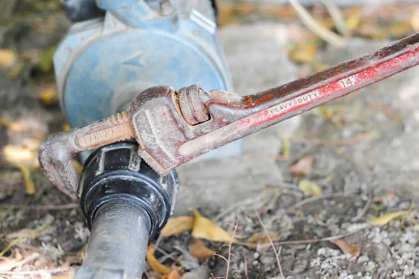 spanner tutan su borusu, su çarkına bağlı