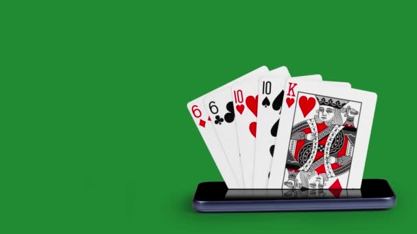 ポーカーカード付きスマートフォン カードゲームダブルペア ルマキーで携帯電話の画面から来るポーカーカード — ストック動画