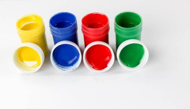 Beyaz bir arka plan üzerinde izole çocuklar için guaj boyaları ayarlayın